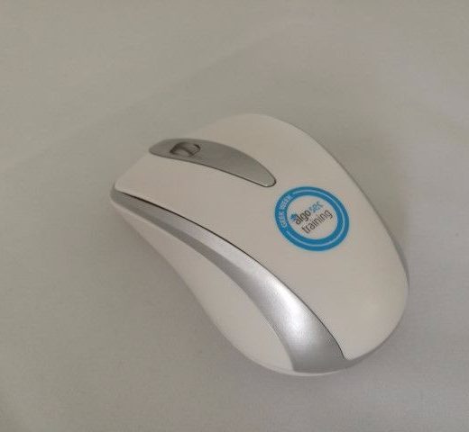 עכבר אלחוטי ממותג עם לוגו לפרסום