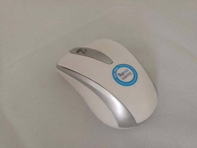 עכבר אלחוטי ממותג עם לוגו לפרסום