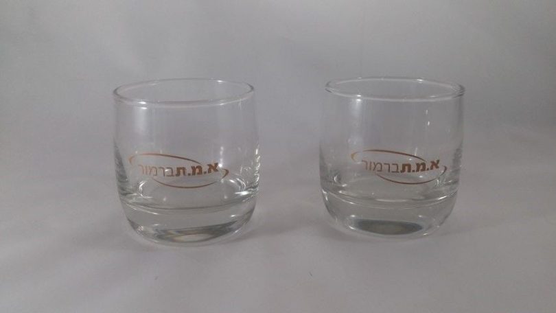 פרסום לוגו על כוסות ויסקי